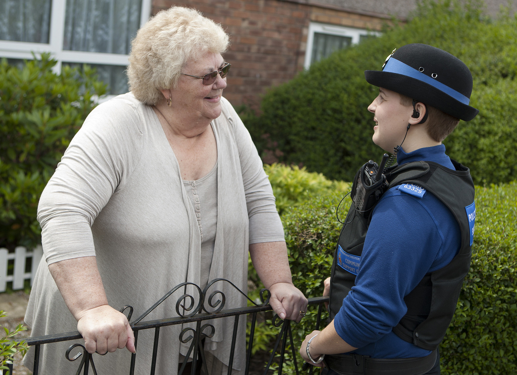 A PCSO gives burglary advice