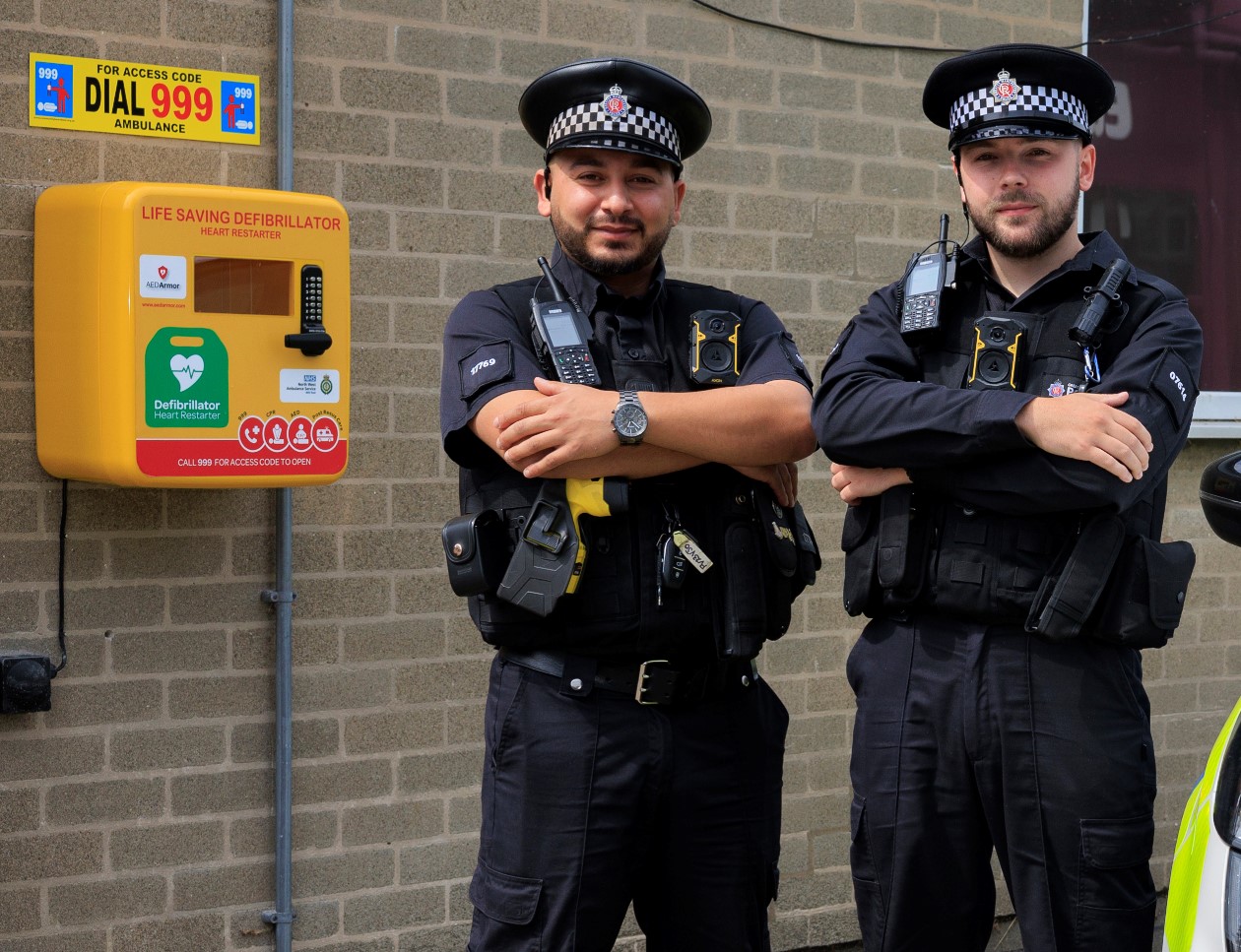 PC Stodart and PC Elliot stood next to the new defibrillator