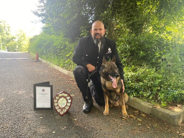 PC Oram and PD Bren with their award