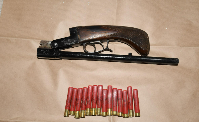 Saw-off double barrel shotgun and 14 cartridges